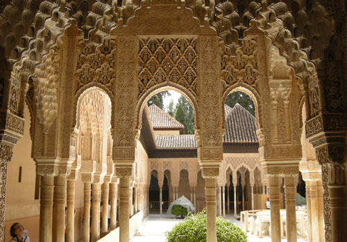 Ein Unternehmen stützt sich auf viele Säulen – Alhambra in Granada / Spanien